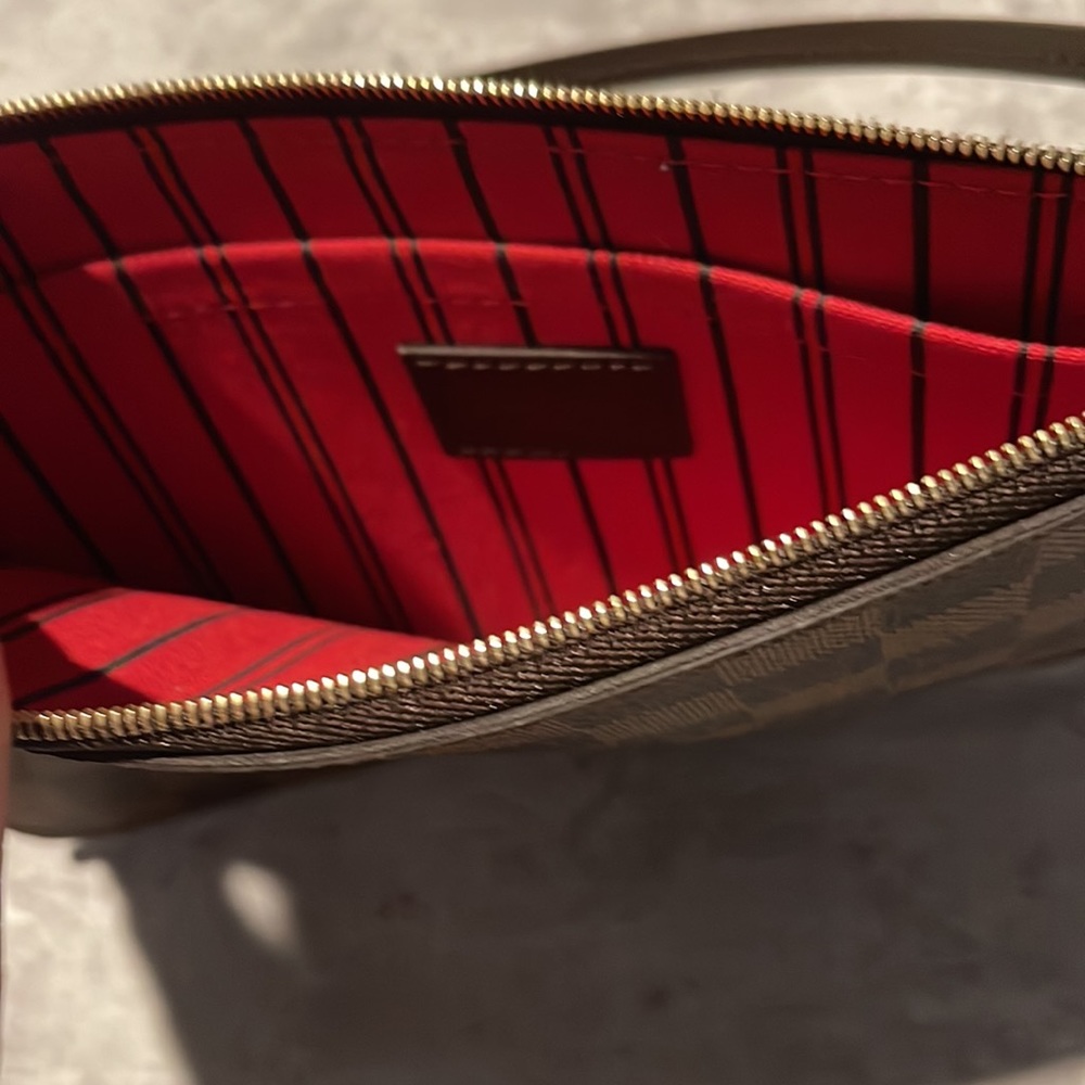 Louis Vuitton - Picture 2 of 2